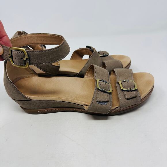 Dansko Taupe Leather Buckle Strap Wedge Sandals Size 39 Comfort Classic Basic - Picture 7 of 14
